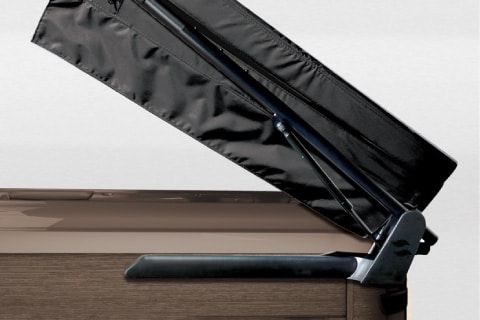 Le lève-couvercle CoverMate III installé sur un spa Bullfrog de la série X, démontrant sa facilité d’utilisation et sa fonctionnalité.