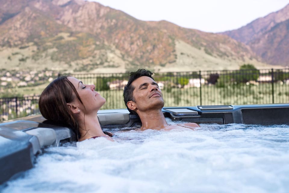 Couple se relaxant dans le bain à remous