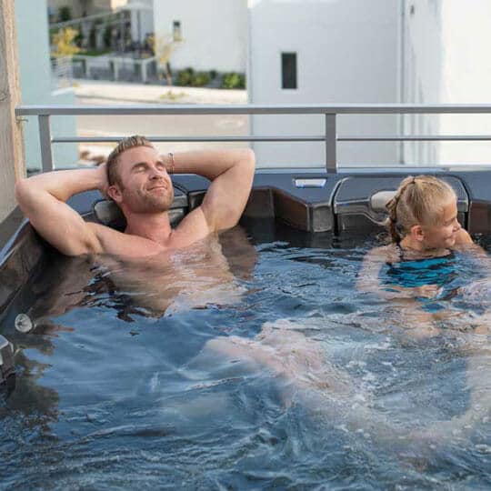 Se détendre dans un bain à remous