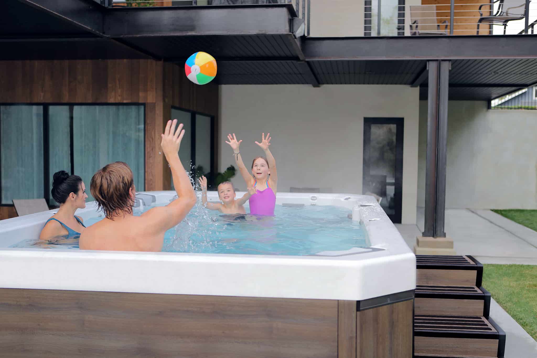 Famille jouant dans le spa de nage