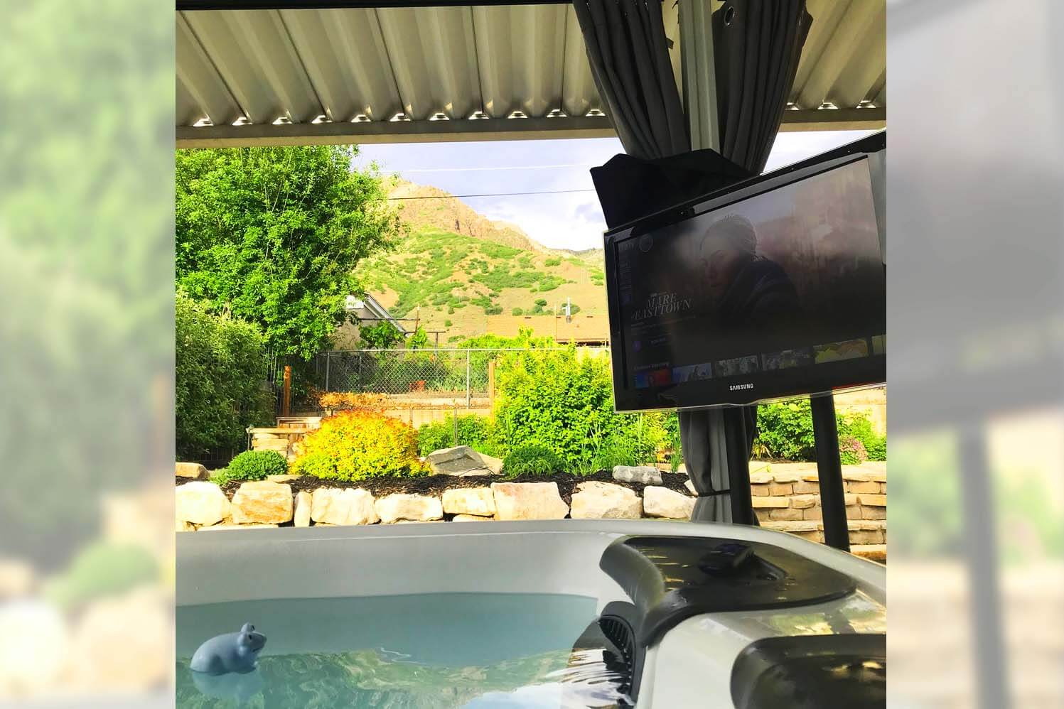 Tv jacuzzi dans le gazebo